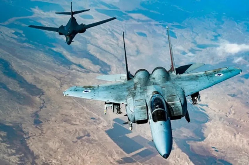 Um F-15 Strike Eagle da Força Aérea de Israel voa em formação com um B-1B Lancer da Força Aérea dos EUA sobre Israel | Força Aérea dos EUA/Aviador sênior Jerreht Harris via AP