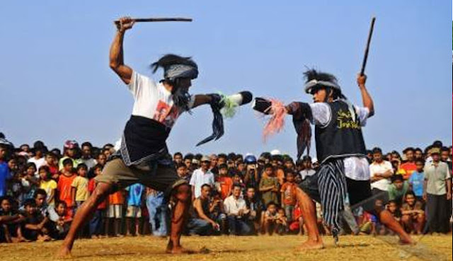 Tradisi Ujungan di Purbalingga dan Banjarnegara