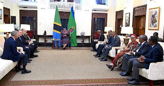 وزير الإسكان يسلم رسالة من الرئيس السيسي لرئيسة تنزانيا تؤكد متانة العلاقات الثنائية
