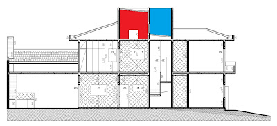 Nesta seção longitudinal do projeto, a região destacada em vermelho identifica o espaço coberto para a caixa de água, com altura suficiente para receber o sistema de aquecimento solar. Já a área em azul, sobre as telhas rebaixadas, é destinada para instalação da central do ar condicionado, preservando as fachadas do imóvel.