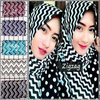 Contoh model jilbab pashmina monochrome zigzag terbaru  