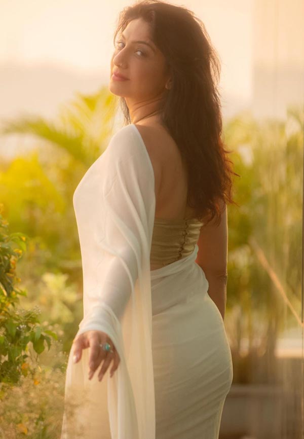 Aartii Naagpal backless saree hot actress