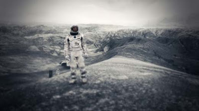 astronauta en planeta desconocido