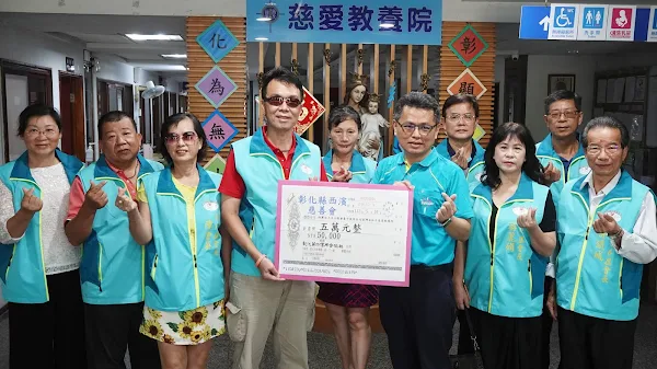 ▲彰化縣西濱慈善會黃義傑會長號召會友募集善款五萬元關懷慈愛教養院。（記者林明佑攝）
