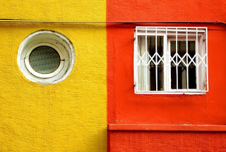 Photo fenêtres ronde et carrées sur fonds colorés