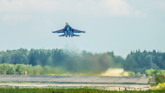 Взлет Су-35 для демонстрации летных возможностей