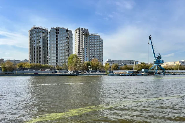 Москва-река, Нагатинская набережная, строящийся жилой комплекс «Роттердам», причал комбината «Мосинжбетон»