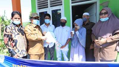 Aminullah Serahkan Bantuan Rumah Duafa, Penerima Terisak Menangis dan Terharu