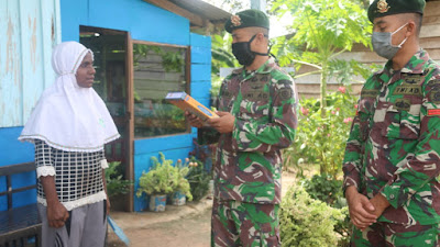   Satgas Yonif 411 Kostrad Berikan Al Quran Kepada Guru Ngaji di Tapal Batas