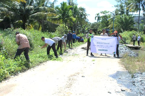 Menjaga Kebersihan Lingkungan, Apical dan Masyarakat di Kelurahan Lubuk Gaung Kecamatan Sungai Sembilan Adakan Bakti Sosial