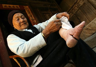 การรัดเท้าสาวจีน