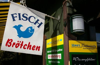 Uwes Fischerhütte mit Fischbrötchenschild