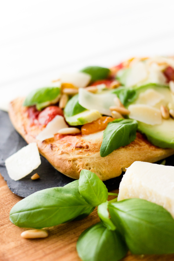 Pizza geht immer und überall! Deshalb verrate ich euch mein liebstes Sommer-Pizza Rezept: Pizza mit Avocado, Tomaten, Basilikum, Pinienkernen und Parmesan. Lecker!