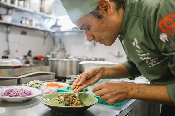 NESTE CONFINAMENTO O CHEF NUNO QUEIROZ RIBEIRO LEVA PRATOS DELICIOSOS E SAUDÁVEIS A TUA CASA