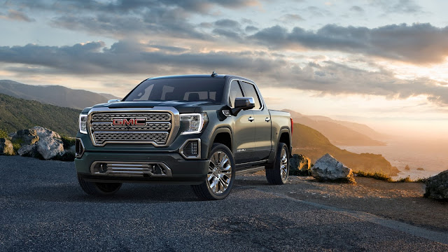 Front 3/4 view of 2019 GMC Sierra Denali 1500 4WD Crew Cab