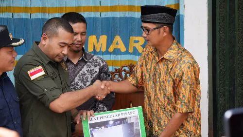 Wagub Sumbar Serahkan Bantuan 600 Bibit Pohon Jengkol di Pasaman