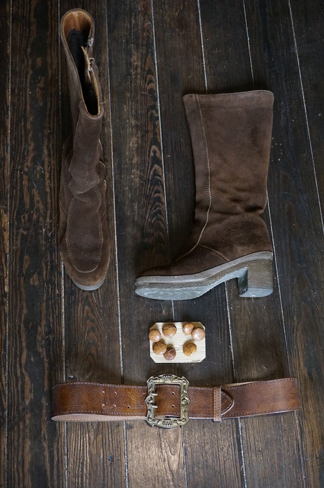 des bottes fourrées des années 70 , une ceinture et des boutons en cuir   70s lined suede boots , 1970s leather belt , leather buttons
