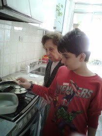 nieto y abuela testeando galletas