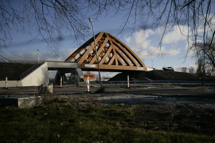 Wood Bridge In Netherland Commissioned by the Province of Friesland, Oak (Onix and Achterbosch Architecture) has developed a road bridge that connects 2 districts of Sneek on either side of the A7 motorway. The bridge was designed for a municipality that wished to establish a new city marker along the motorway. Framework The Department of Public Works, the user of the bridge, stated that it wished to use more wood in its constructions.