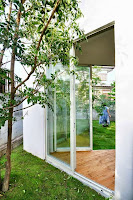 Tokyo Curved Wall House Design With A Bright White Facade And Lots of Glazing