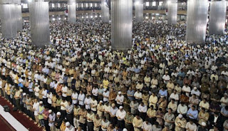 Petua Untuk Istiqamah Ke Masjid, Singgah di masjid, tengok ada seorang abang yang selalu saja ada di masjid pada lima-lima waktu solat. Asyik muka dia saja. Hairan. Lalu aku mendekatinya.