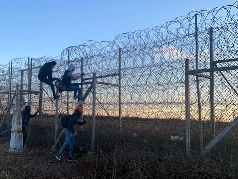 ΜΕ ΚΑΘΕ ΤΡΟΠΟ  ΝΑ ΠΕΡΑΣΟΥΝ ΤΑ ΣΥΝΟΡΑ ΣΤΟΝ ΕΒΡΟ!!