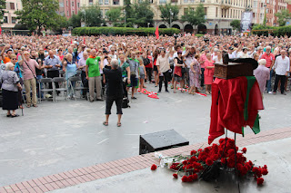 Miles de personas participan en el homenaje póstumo a Periko Solabarria