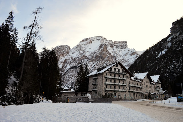 lago di braies inverno ghiacciato