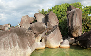  http://gallery-wisata.blogspot.com/2015/08/objek-wisata-alif-stone-park-natuna.html