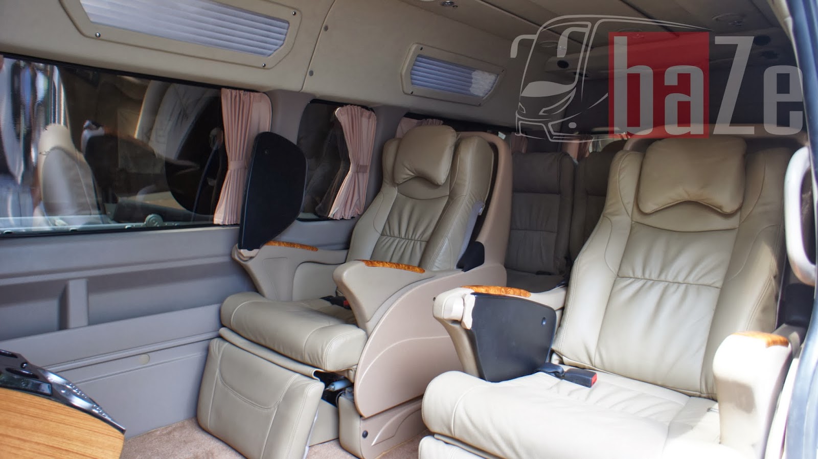 Interior Toyota Hiace Super Luxury Commuter