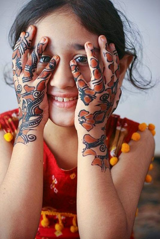 Gambar anak perempuan cantik pakai henna