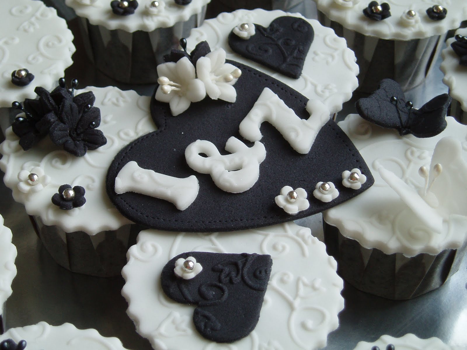 Teratak Kek Zaidah: Cupcakes Hantaran - Hitam&Putih