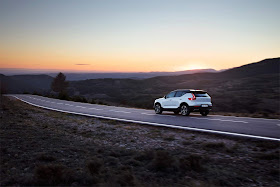 Rear 3/4 view of 2019 Volvo XC40