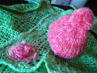 manta verde  e gorro rosa choque tricotado com lã de ovelha