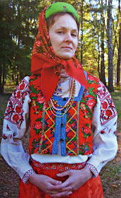 folk costume of Belarus married woman