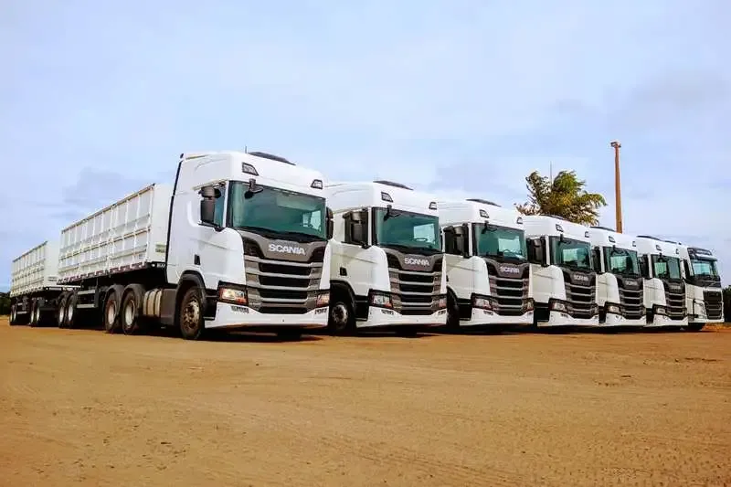 Frota de caminhões Scania com rodotrens do Grupo T2P