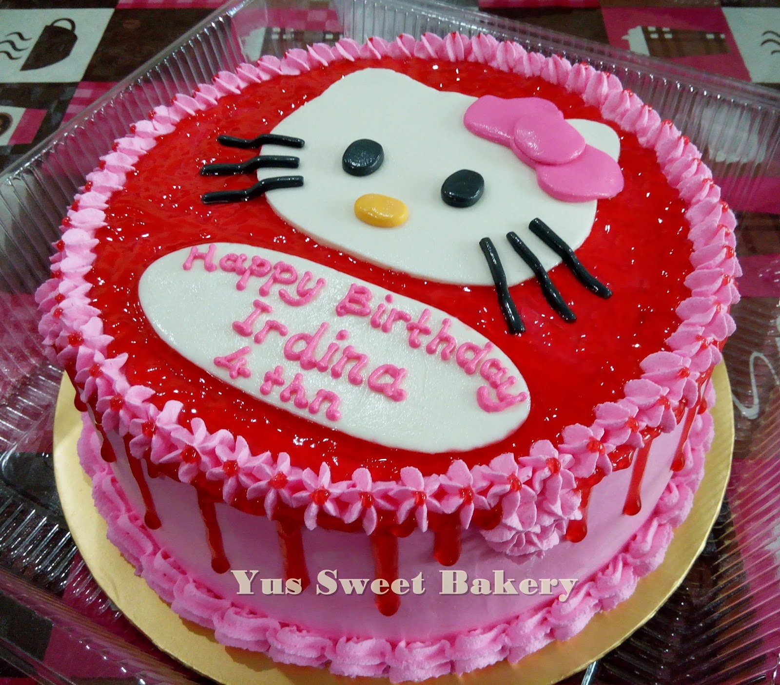 Yus Sweet Bakery: Kek Strawberry dengan tema Hello Kitty