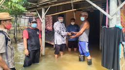 PGRI Mekar Baru Berikan Bantuan Korban Banjir di Desa Kedung Gunung Kaler