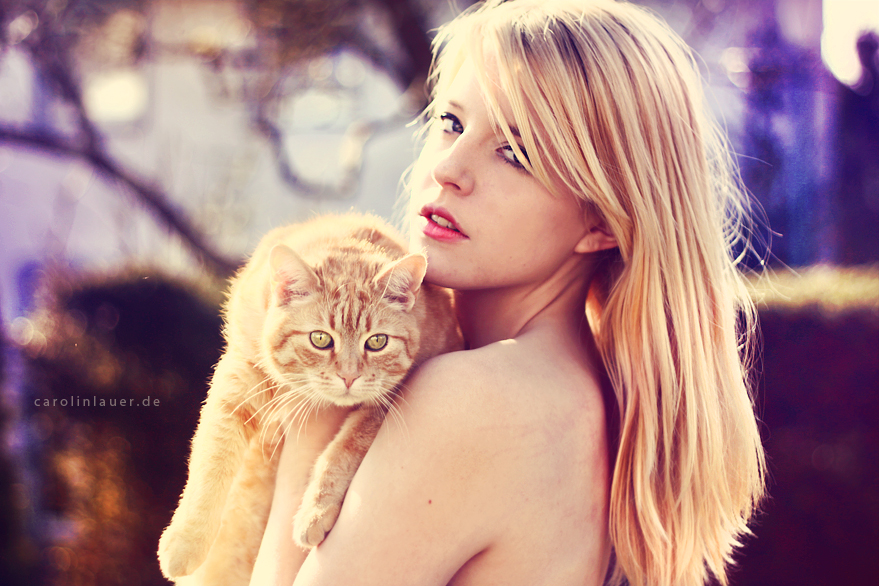 Force blonde. Блондинка с рыжим котом. Женщина с котом тревожная. Женщина гладит кота.