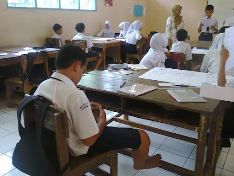 B. Guru perhatian selama proses pembelajaran  Guru perhatian dalam pelaksanaan pembelajarannya selalu mengingat beberapa hal :  apa tujuan pembelajaran dan apa yang saya harapkan untuk dipahami /dipelajari oleh siswa dalam pembelajaran ini ? apakah semua siswa dapat memahami pelajaran ? kalau tidak  mengapa dan bagaimana itu terjadi, serta apa dan mana poin-poin yang sulit dipahami oleh siswa ! bagaimana kondisi siswa dan reaksi siswa ? apa yang harus dilakukan untuk membantu siswa yang kesulitan ? apakah siswa saling mendengarkan satu sama lain ? Selain itu guru perhatian harus dapat memonitor siswa secara individu, harus bisa mengenali siswa mana yang mendapatkan kendala dan kesulitan dalam memahami apa yang kita ajarkan.