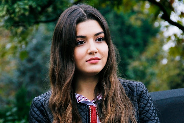 Young Actress Hande Ercel Wallpaper Hayat