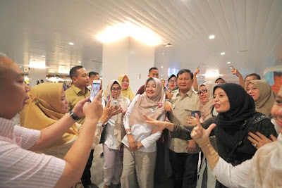 Saat Sampai Di Bandara, Prabowo Langsung DiKerumbuni Oleh Puluhan Ibu-Ibu