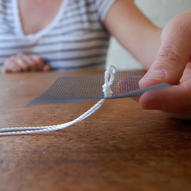 Como fazer um sistema de irrigação capilar em casa com uma garrafa reciclada