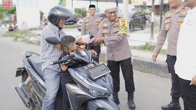 Ramadan Berkah, Polisi di Pidie Berbagi Takjil ke Pengguna Jalan