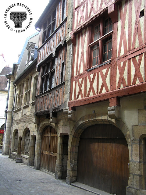 DIJON (21) - Rue Porte aux Lions : Maisons médiévales (XVe siècle)