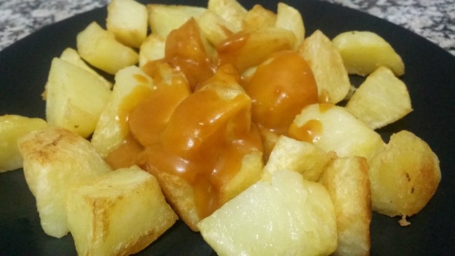 Patatas fritas con salsa picante