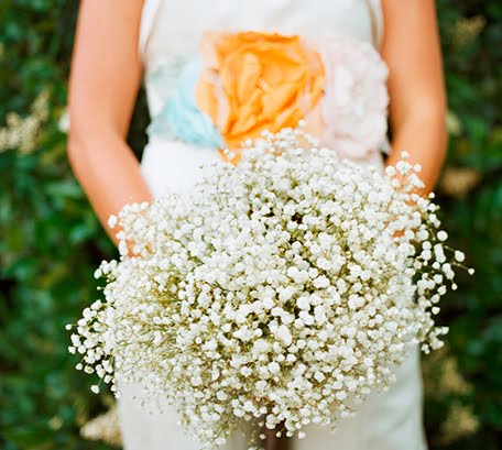 Baby 39s breath bridal bouquets look great for a spring wedding