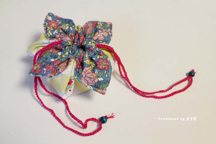 Here is a little fabric gift pouch – it is the perfect size to gift some jewellery or other small item. 