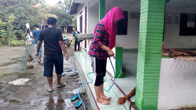 Mushola Bersih Bersama Karang Taruna Ristansari