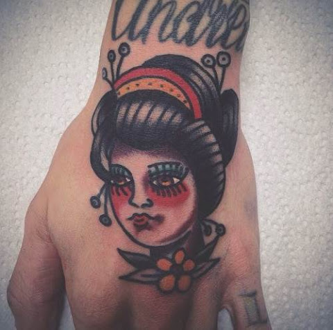 11 Enchanting Geisha Hand Tattoos